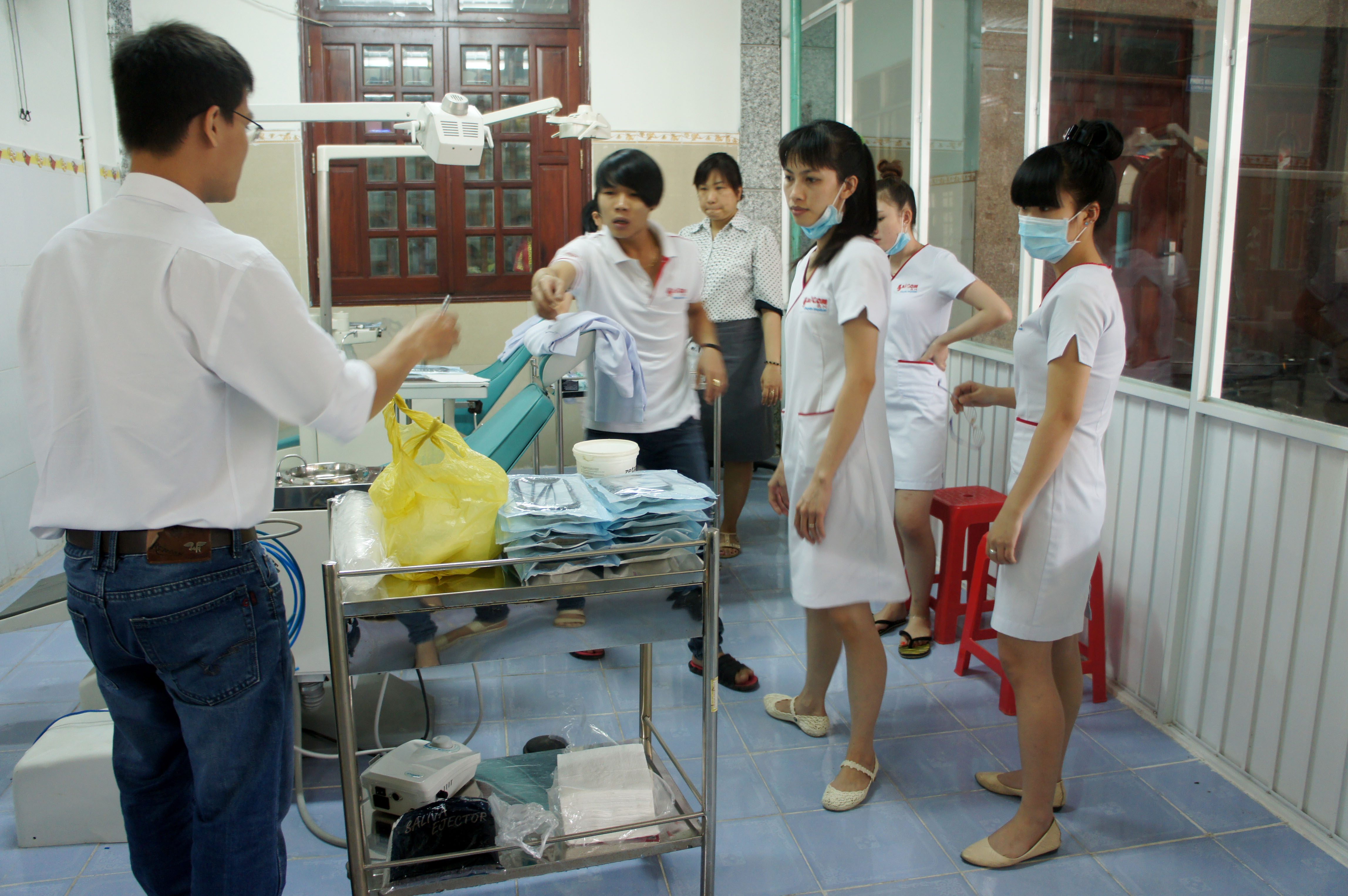Các thành viên đang chuẩn bị cho công việc khám răng các bé.